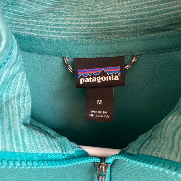 SOLD Women’s green and blue Patagonias- like new - Picture 3 of 9